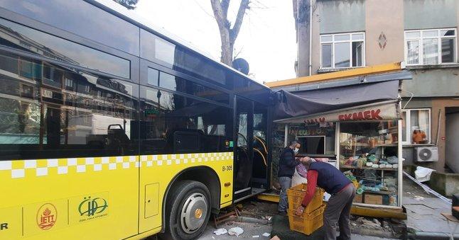 Beyoğlu’nda korkunç kaza! İETT otobüsü büfeye daldı