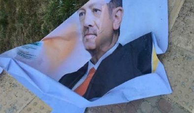 Erdoğan’ın afişlerini yırttı, gözaltına alındı