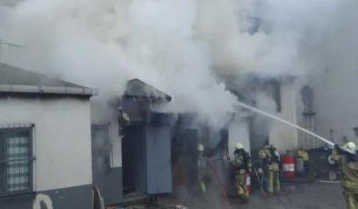 Kağıthane’de yangın paniği! İşyerinin çatısı alevlere teslim oldu