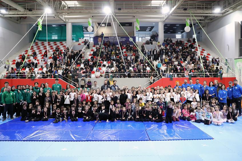 Gaziosmanpaşa Belediyesi Kurslarında Yetişen Sporcular Yeteneklerini Sergiledi