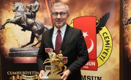 2022’nin En Başarılı İlçe Belediye Başkanı ödülü Deniz Köken’in..