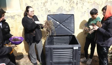 Kemerburgaz Halis Kutmangil Mesleki ve Teknik Anadolu Lisesi öğrencileri kompost kurulumu yaptılar..