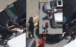 İstanbul’da iki sürücü birbirine girdi! Biri diğerine silecekle saldırdı