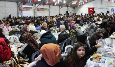 Binlerce vatandaş Eyüpsultan’da dev iftar sofrasında buluşuyor
