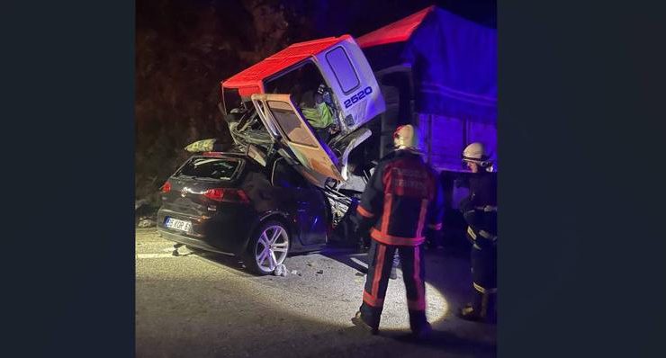 TIR ile otomobil kafa kafaya çarpıştı: Feci kazada 3 kişi hayatını kaybetti